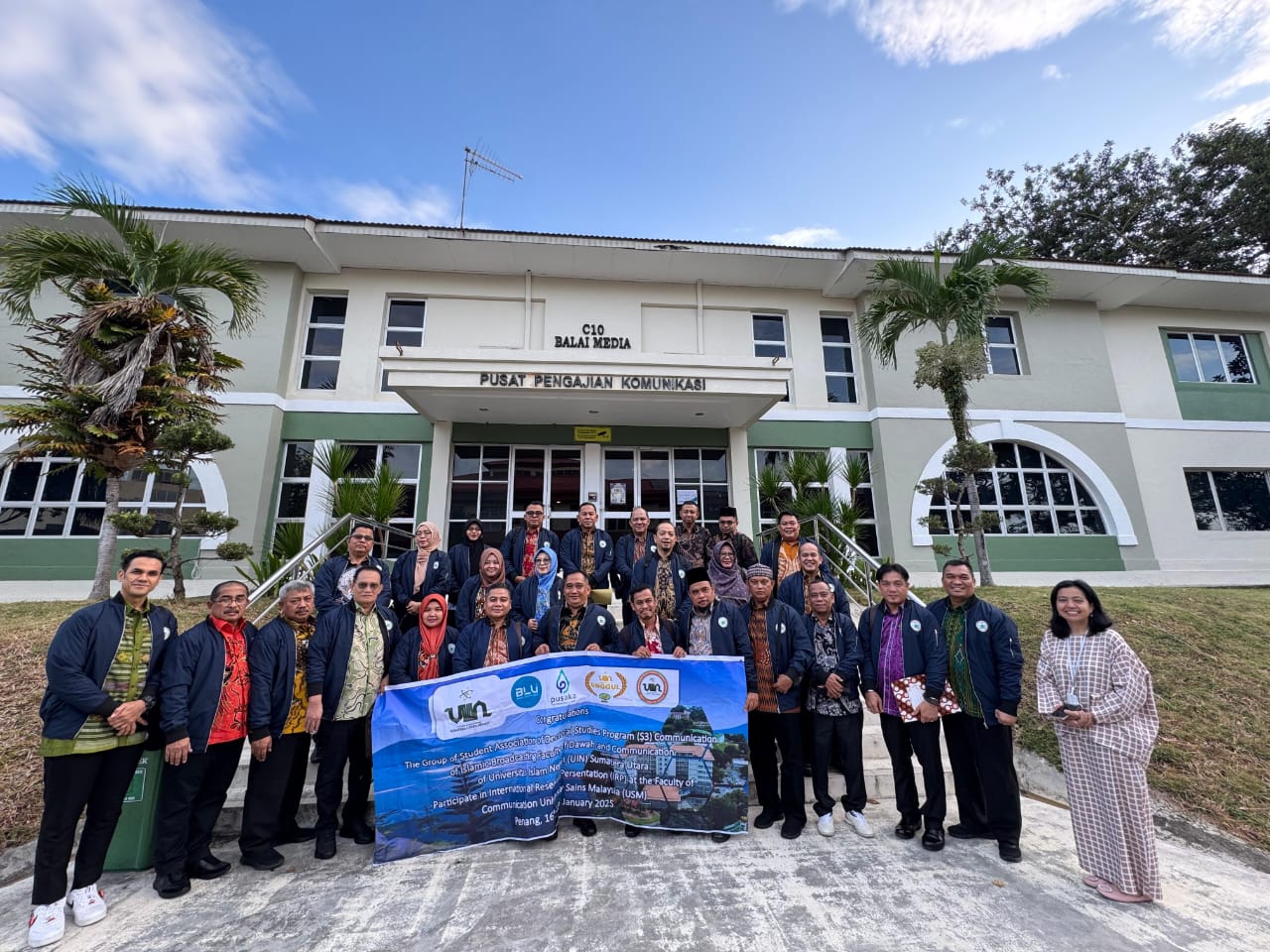 Teks Foto : Sebanyak 20 mahasiswa dan 5 dosen FDK UINSU Medan, berfoto bersama dan sedang bersiap untuk mengikuti International Communication Academics Seminar 2025 (ICAS25’), di Pusat Pengajian Komunikasi USM, Jumat (17/02/2025), di USM, Penang, Malaysia.