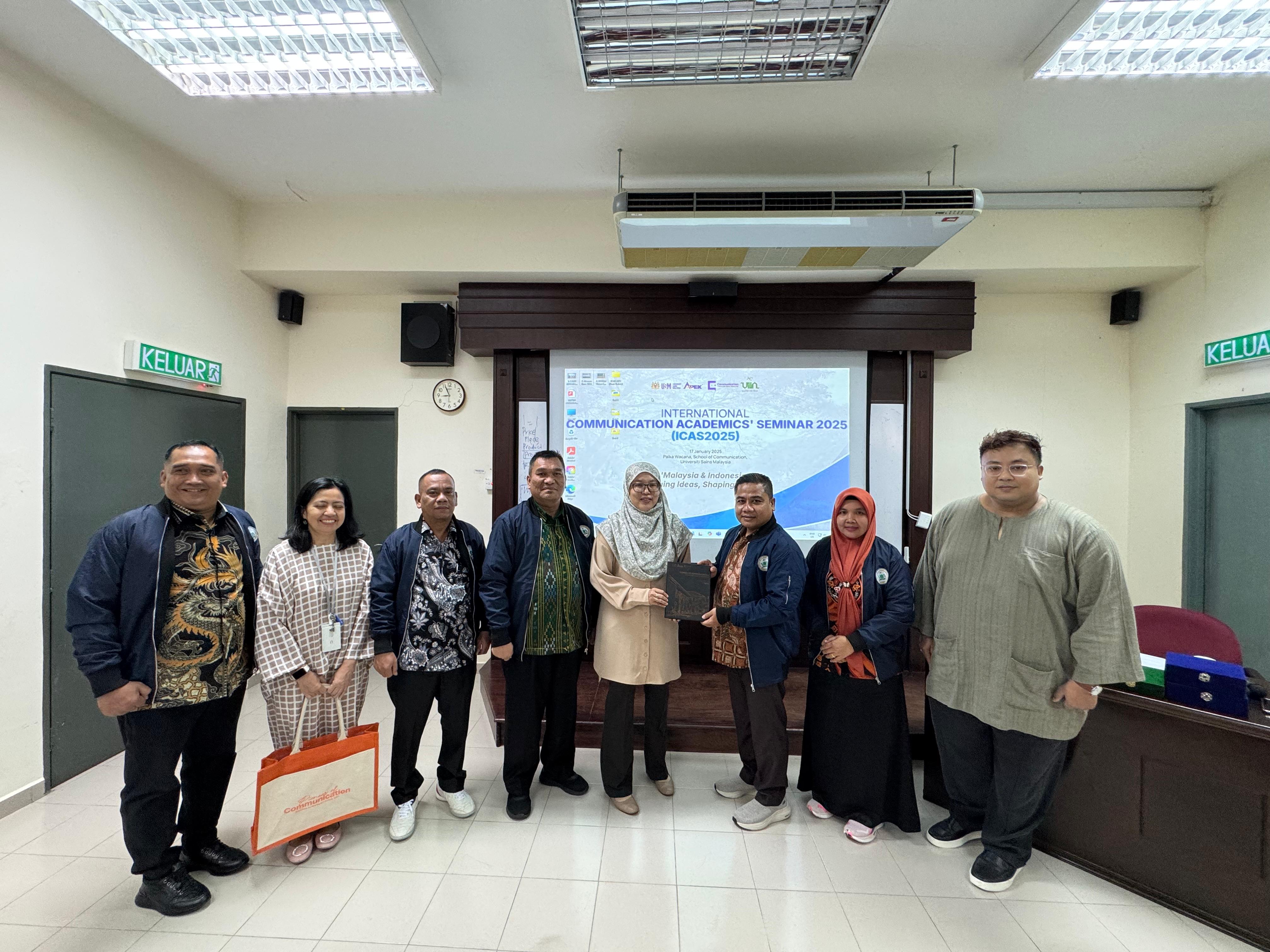 Dekan FDK UINSU Prof Dr Hasan Sazali MA menerima sijil penghargaan dari Pusat Pengajian Komunikasi USM, usai mempresentasikan makalahnya di International Communication Academics Seminar 2025 (ICAS25’), Jumat (17/01/2025)